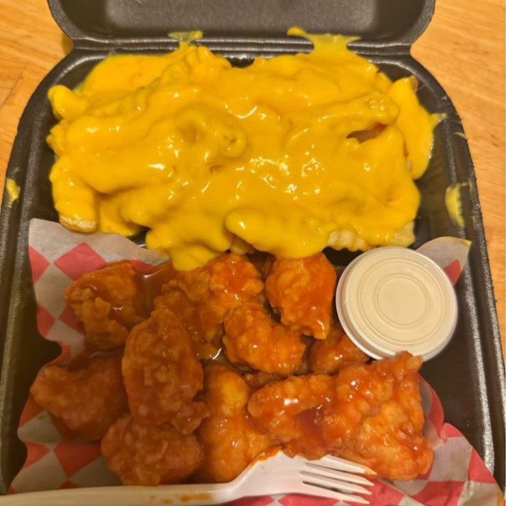 250 de Boneless y papas con queso.