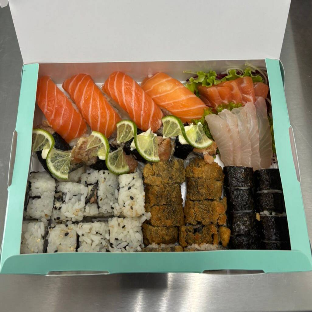 4 niguiris salmao 4 niguiris skin 5 sashimis de salmão 5 de tilapia 4 uramakis skin 4 grelhado 10 hots 4 hossomaki de salmão, 4 de kani. Acompanha 2 hashis, 2 saches de molho shoyo e 2 saches de tarê.