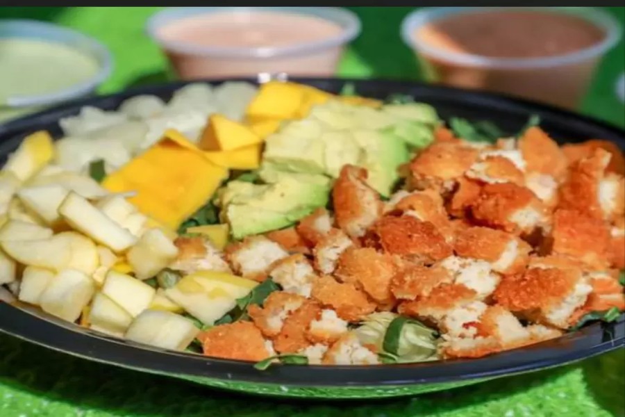 ENSALADA DE POLLO, FRUTA Y AGUACATE