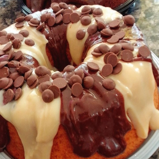 Massa de baunilha fofinha e úmida, cobertura cremosa de brigadeiro de chocolate, brigadeiro de ninho e gotas de chocolate. (Rende aproximadamente 8/10 fatias)