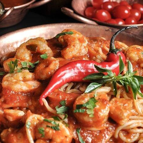 Espaguete ao molho de tomate da casa acompanhado de deliciosos camarões rosa refogados no azeite, manjericão.