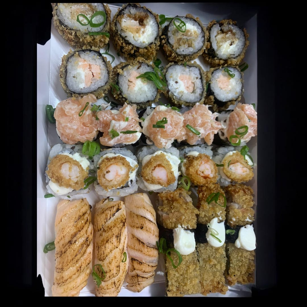 4 cariocas de skin,4 cariocas de salmao,5 canapes de salmao,5 canapes de camarao empanado,3 niguiri de salmao,3 niguiri de skin