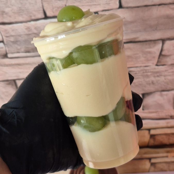 Composto por creme de leite ninho e uvas verdes selecionadas
