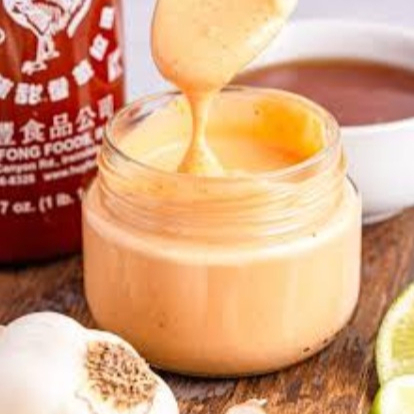 Maionese artesanal cremosa com a picância marcante da pimenta sriracha. Ideal para dar mais sabor aos seus combinados e porções.