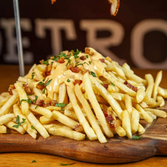 Um verdadeiro espetáculo de sabor! Nossas Lions Fries são a combinação perfeita de batatas fritas crocantes, cobertas com um irresistível molho cheddar cremoso e pedacinhos de bacon crocante. Uma explosão de sabores que vai deixar você pedindo mais!