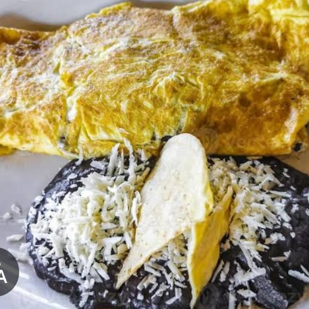 HUEVO EN TORTA CON FRIJOL REFRITO BAYOS