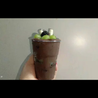 Copo da felicidade de brownie c/ recheio de chocolate c/ uva
