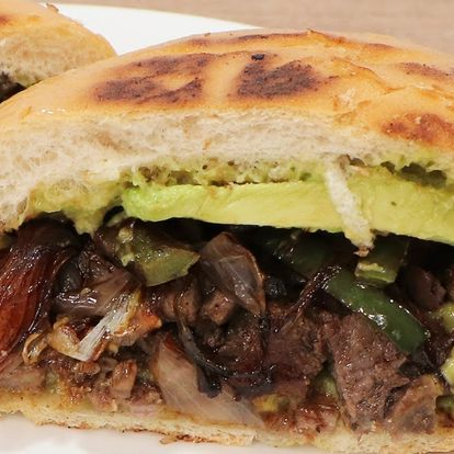 Torta de Bistec Encebollado con Queso