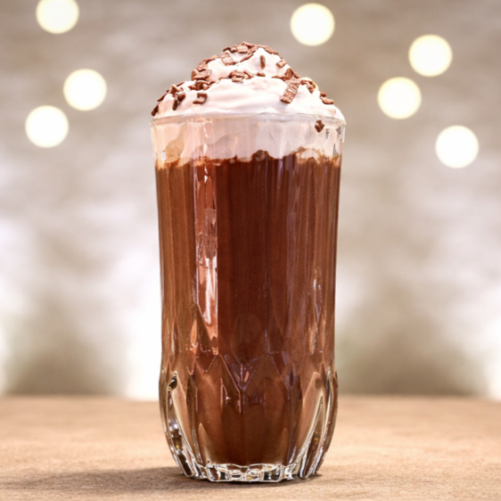 Feito a base de leite em pó, chocolate 50% e segredos doces. Recebe chantilly e granulados de chocolate. *Imagem ilustrativa. Enviamos em embalagem descartável.