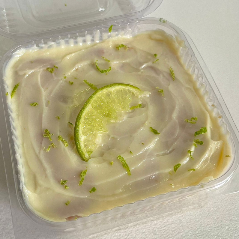 Recheio cremoso de limão, intercalado com biscoitos.