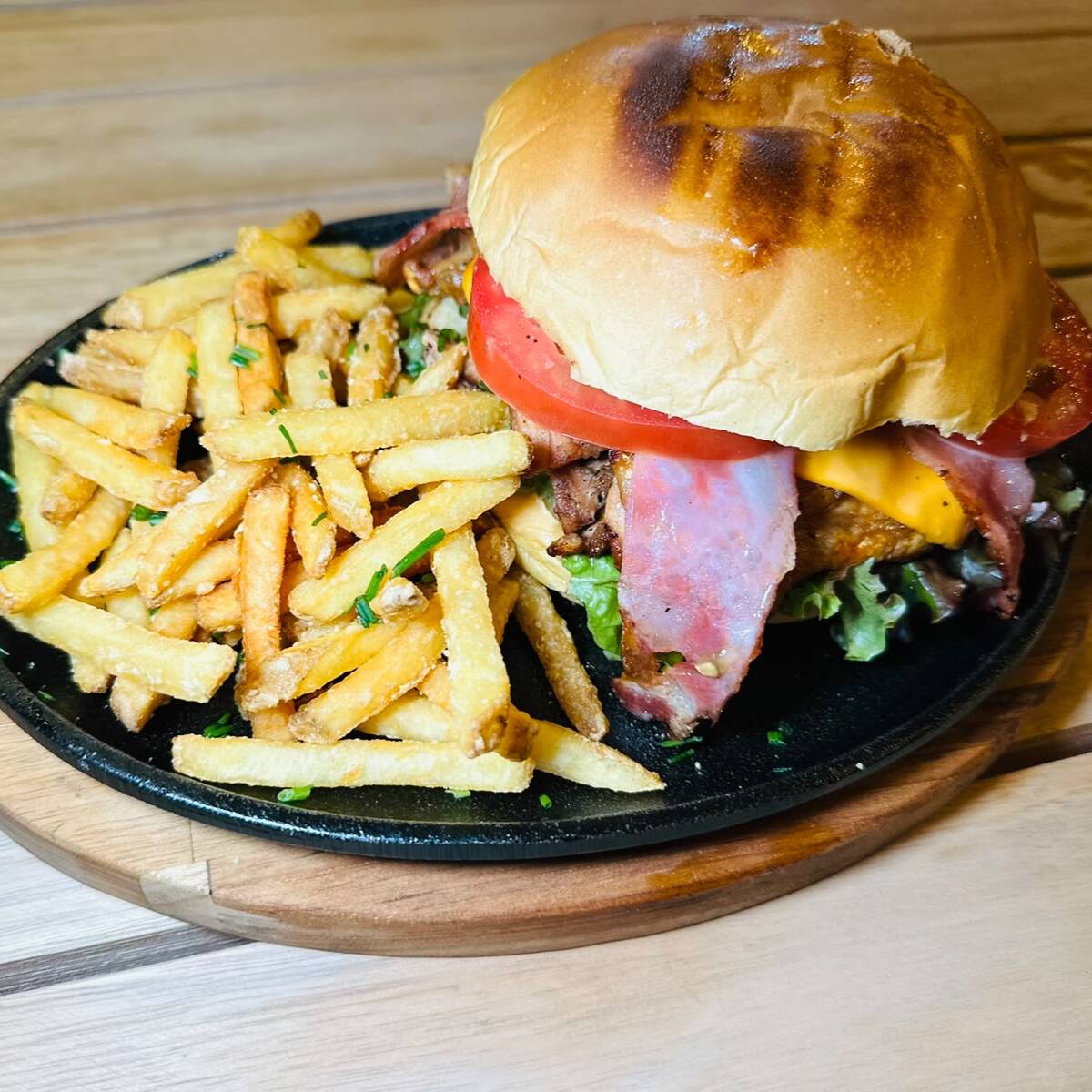Pão brioche, maionese artesanal da casa, alface americana, tomate italiano, coxa e sobrecoxa assadas na brasa com cheddar e fatias generosas de bacon grelhado. Acompanha 100g de batata frita.