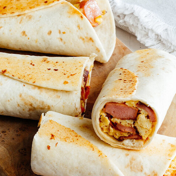3 BURRITOS DE HUEVO CON SALCHICHA + BEBIDA GRATIS