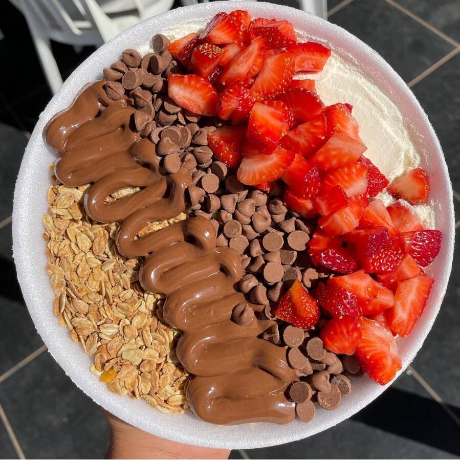Escolha até 3 bases: Açaí geladinho ou nossos cremes exclusivos (Ninho com Oreo, Nutella ou Cupuaçu e muitos outros ! Toppings inclusos: Você escolhe seus crocantes favoritos, Frutas fresquinhas e coberturas deliciosas.