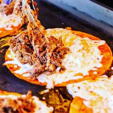 1 Taco de Birria con Queso