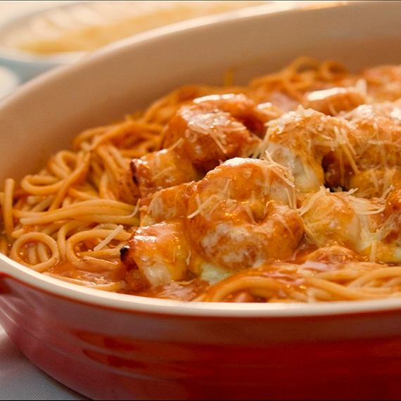 Parmegiana Camarão empanado com molho de tomate caseiro. Acompanhamentos: espaguete, purê batata doce e batata palha. Individual 400g