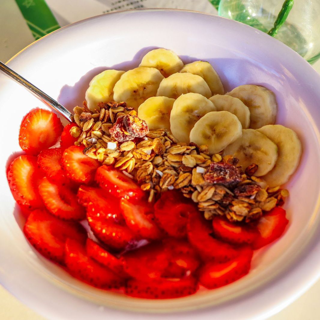 Yogurt Griego con 2 Frutas a Elegir y Granola