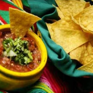 Molho mexicano à base de tomate, salsa, coentro e cebolinha. Acompanha tortillas.