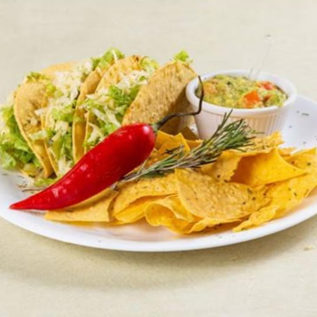 3 tacos do mesmo sabor, 1 molhor extra a escolher e mini porção de chips de milho.