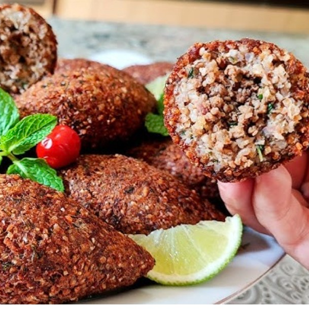 6 Unidades de Quibe recheado com carne (70g - 80g). + 1 refrigerante de lata 350ml, Coca-Cola ou Guaraná