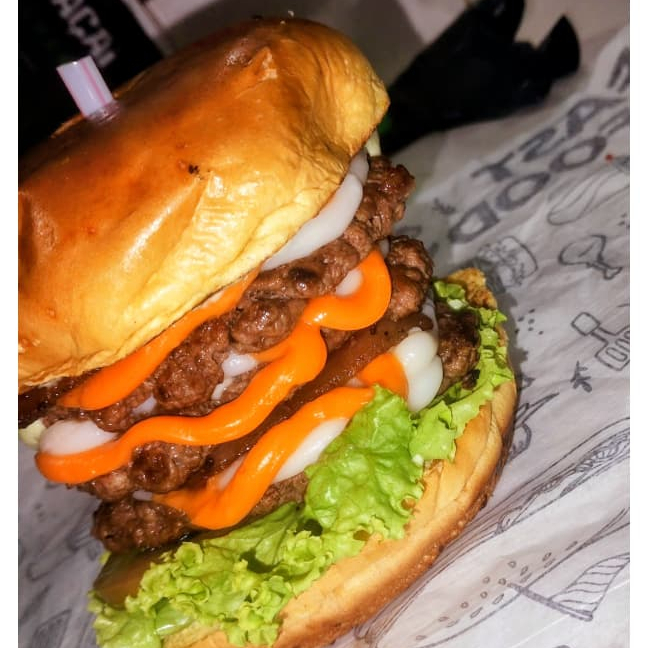 PÃO BRIOCHE,(03) CARNES, MOLHO DA CASA, BACON, CATUPIRY, CHEDDAR, ALFACE, TOMATE