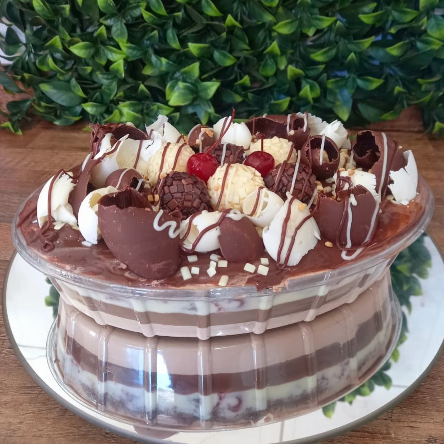 Bolo de Chocolate com calda especial e recheio de Musse de chocolate com brigadeiro cremoso e Ninho cremoso com muitas cerejas picadas, Cobertura raspas de chocolate preto e branco com docinhos e cerejas. Serve 12 a 15 pessoas