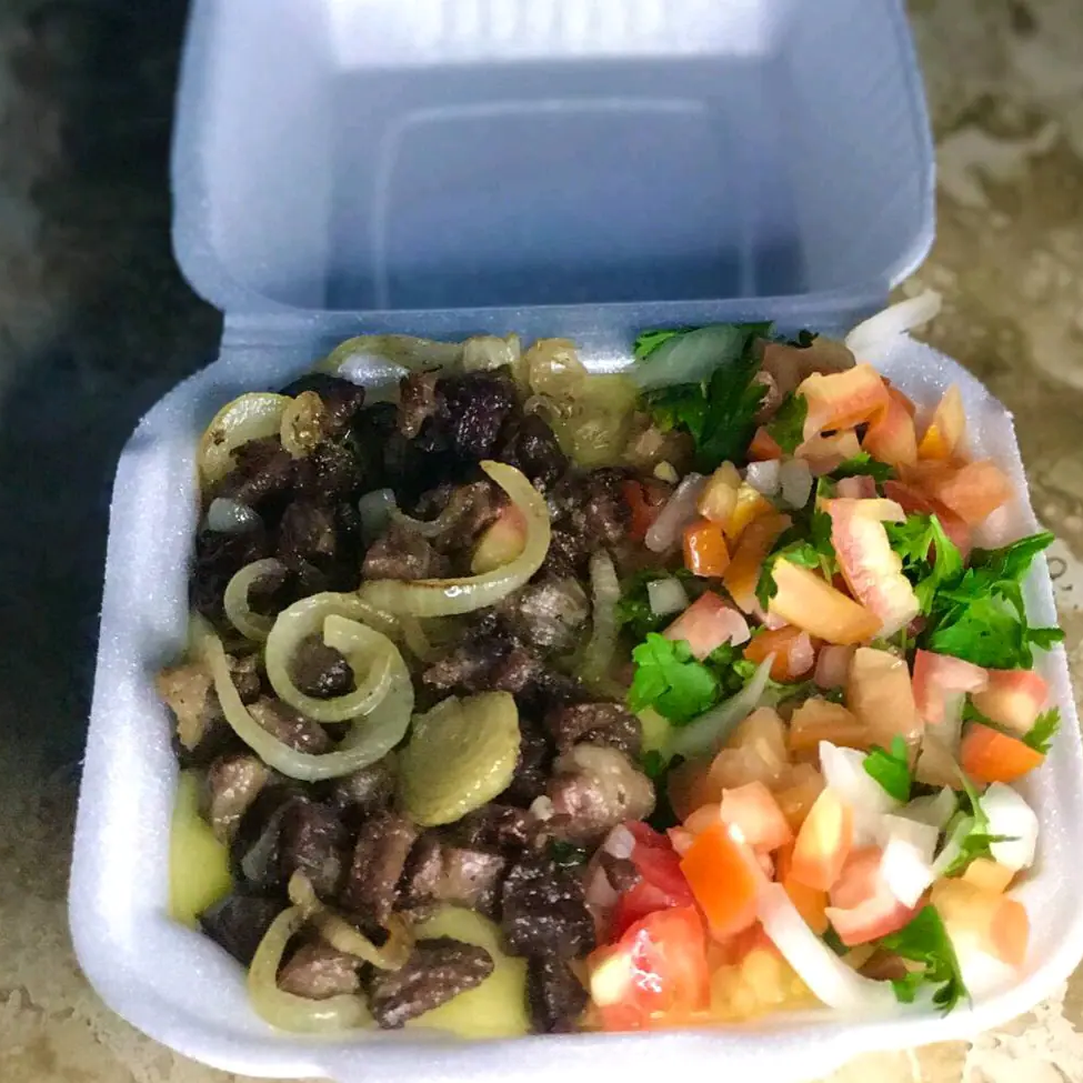 Delicie-se com este pirão de aipim com carne do sol, uma combinação suculenta e cremosa. O prato acompanha uma refrescante salada vinagrete para equilibrar os sabores.