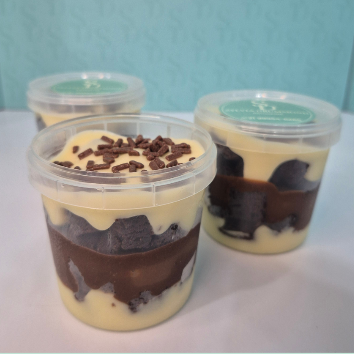Uma explosão de sabores em camadas! Pedaços de brownie artesanal combinados com brigadeiro de leite Ninho e brigadeiro meio amargo, formando uma sobremesa cremosa, intensa e perfeita para os amantes de chocolate