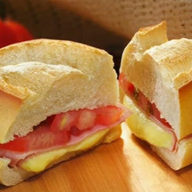 pão francês ,presunto, queijo, tomate e orégano