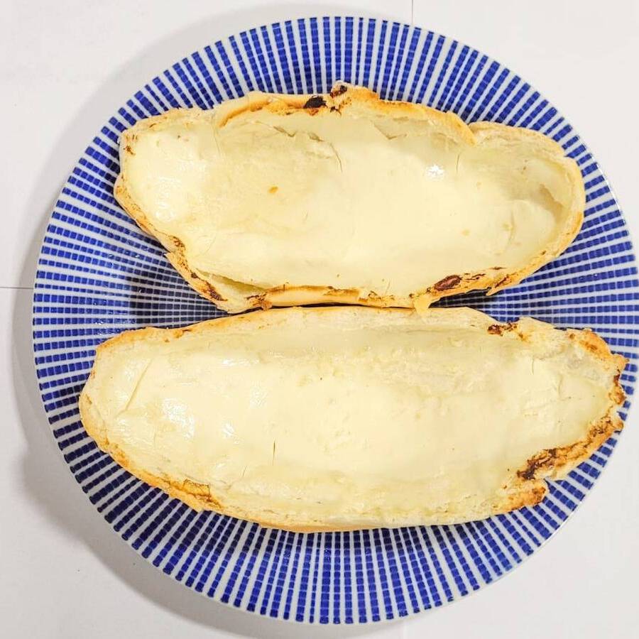 Pão francês com 2 polenguinhos.