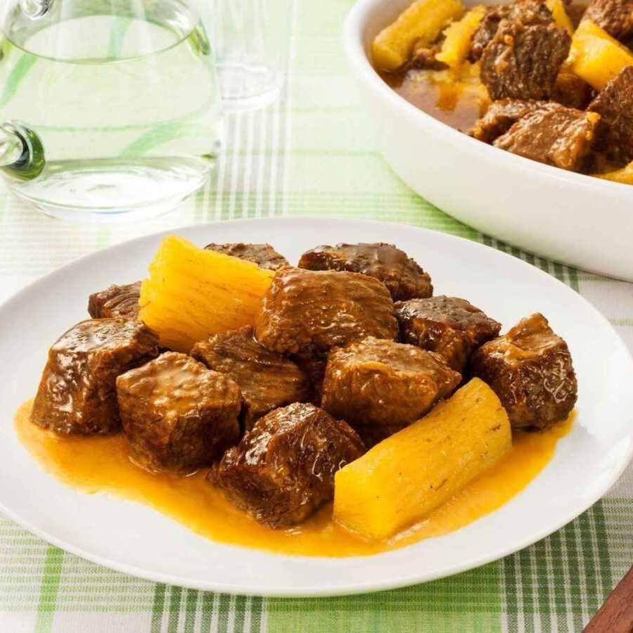 MARMITA 'M' ACOMPANHADA DE ARROZ, MACARRÃO ALHO E ÓLEO, ESCONDIDINHO DE BOLONHESA, FEIJÃO PRETO OU BRANCO. ACOMPANHA SALADA E SOBREMESA