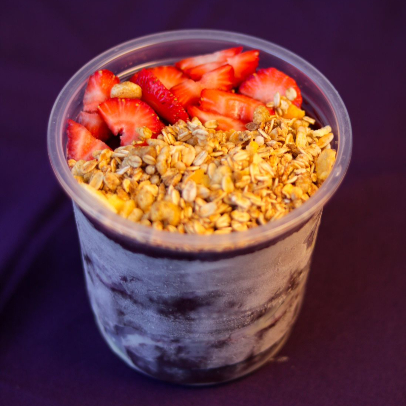 Seu Açaí de 750ml vem completo: três frutas, três complementos, sorvete se desejar e uma cobertura, todos à sua escolha! E se você preferir também pode turbinar o seu Açaí com os nossos Cremes Trufados.
