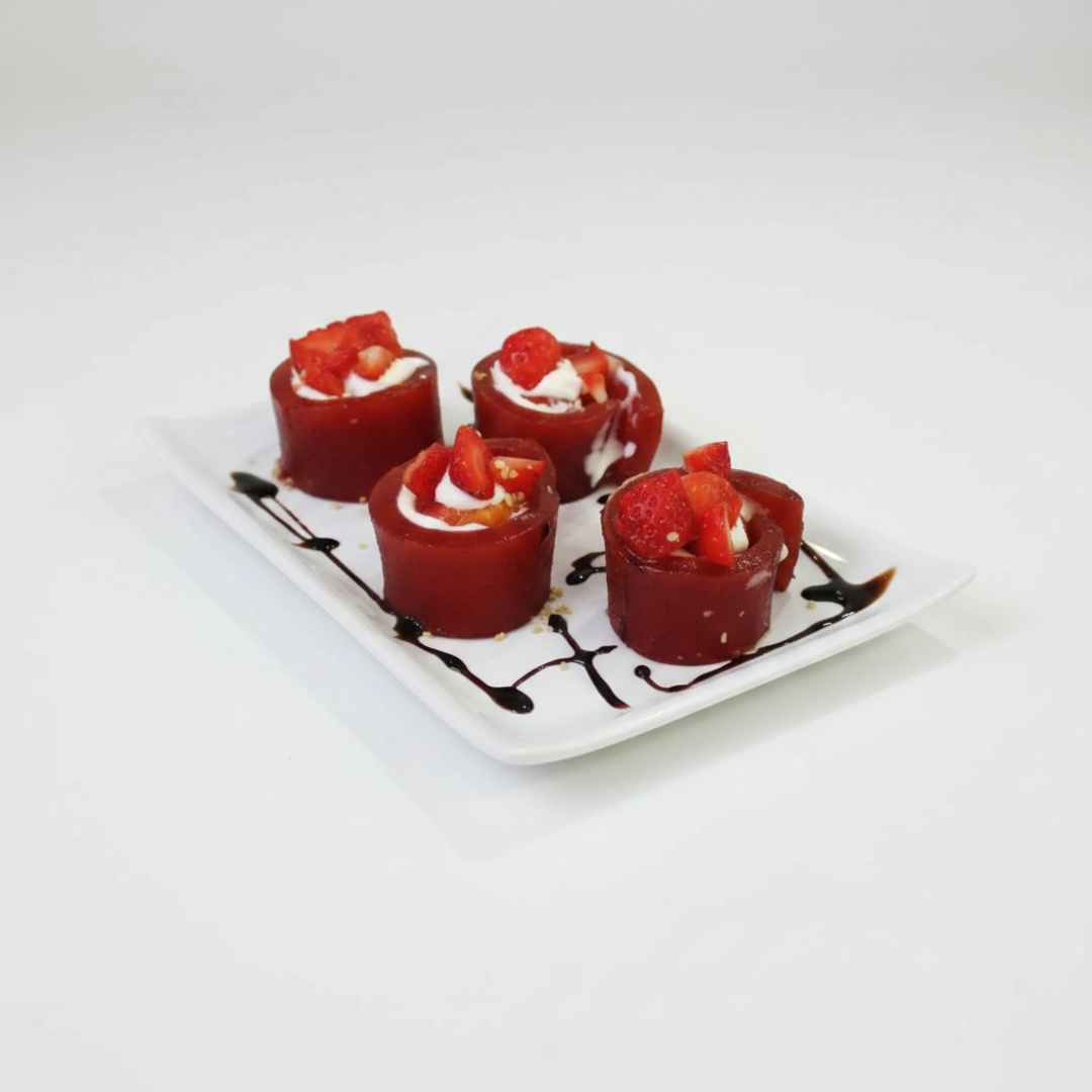 Rolinho de Goiabada, Creme Cheese, Morango, Leite Condensado e Calda de Chocolate