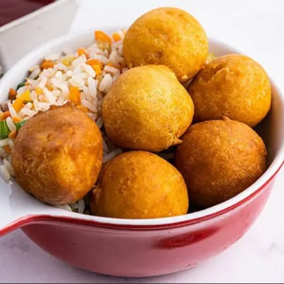 Delicioso frango chines em formato de bolinha com arroz chop suey, batata frita e delicioso toque de cebolinha com gergelim.
