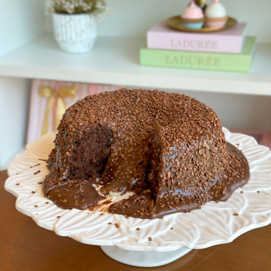 Massa de chocolate com cobertura de brigadeiro belga. Serve aproximadamente 4/5 pessoas. obs. 1: não alteramos nenhum produto ou retiramos/adicionamos ingrediente. obs. 2: produto de consumo imediato. obs. 3: alguns produtos podem vir com vencimento do mesmo Dia.
