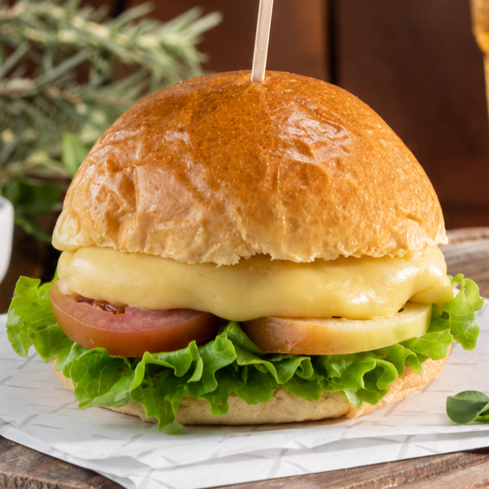 Hambúrguer suculento, queijo derretido, alface crocante e tomate fresquinho, no pão brioche.