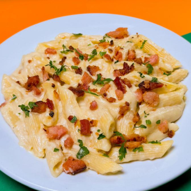 Descubra a irresistível combinação da nossa massa com um molho quatro cremoso (mussarela, provolone, parmesão e catupiry) e bacon. Cada garfada é uma explosão de sabores que transforma sua refeição em um momento gourmet inesquecível. Delicie-se!