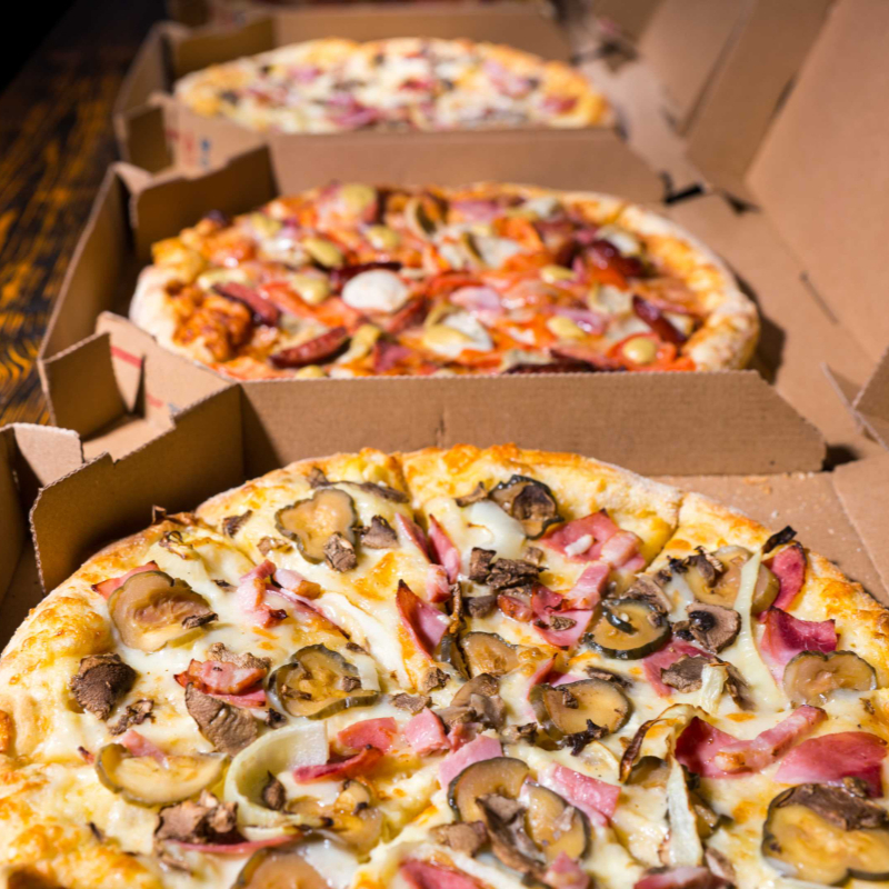 Escolha entre pizza de calabresa, mussarela ou presunto e leve um refri de 1l com desconto