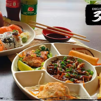 Delicie-se com nosso 'Almoço - 3', uma refeição primorosamente elaborada para os amantes da culinária japonesa. O prato é composto por 4 fatias de sashimi de salmão fresco, 2 jhous e 2 uramakis de salmão suculento, além de 2 niguiris de salmão, 2 hot holls crocantes e 2 uramakis de pele de salmão. A experiência se completa com um guioza saboroso, 2 harumakis de queijo derretido e uma porção de shimeji preparado à perfeição. Para completar, oferecemos um suculento salmão grelhado e um refresco à sua escolha. Acompanha hashi, shoyu e tarê. Por favor, note que não realizamos alterações neste prato. Um verdadeiro banquete oriental esperando por você!