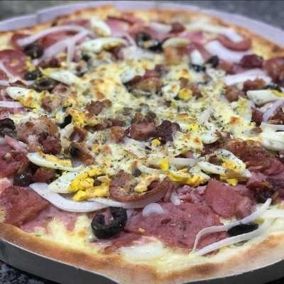 Mussarela, Presunto, Calabresa, Azeitona, Bacon, Cebola e Ovo.