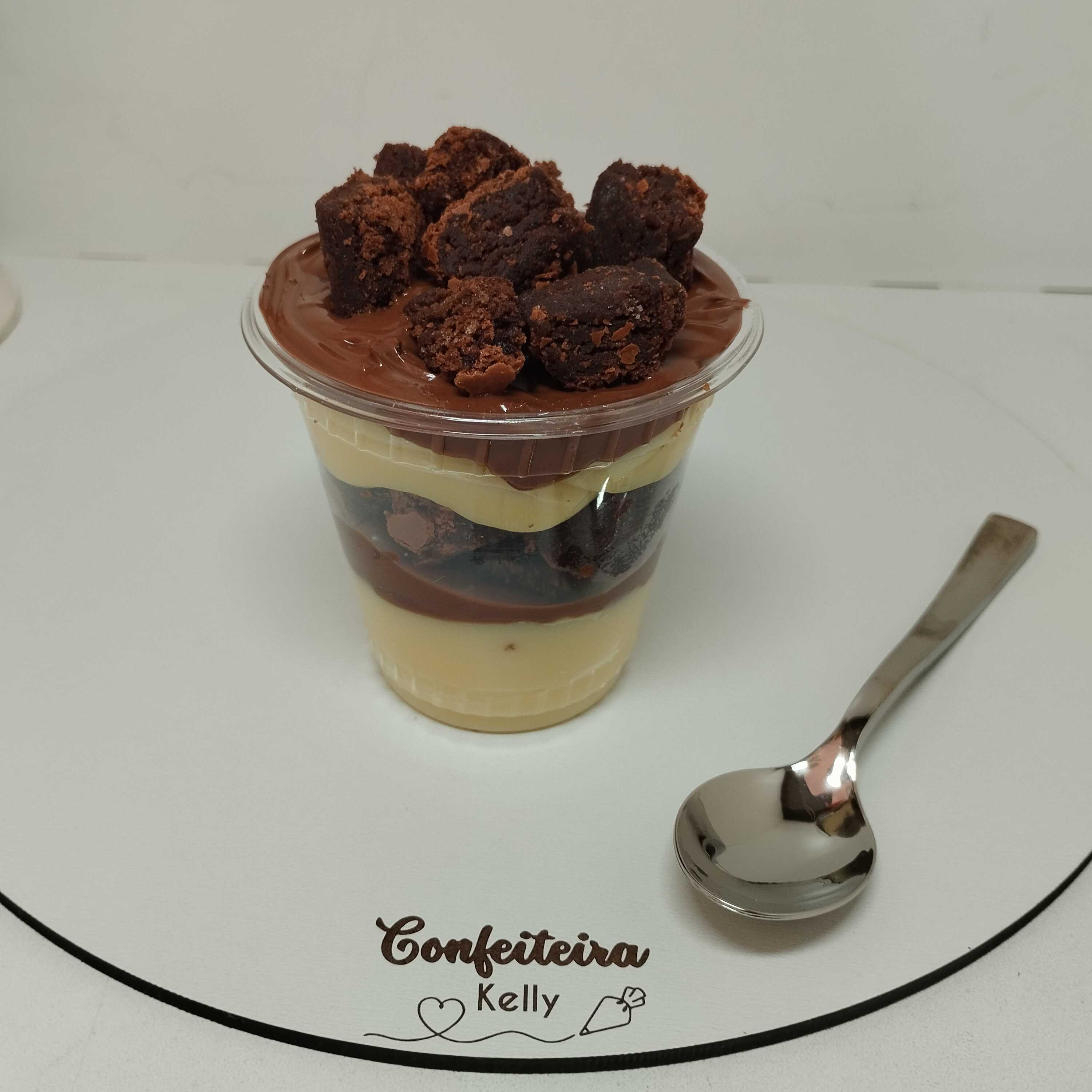 Recheado com o nosso cremoso brigadeiro de ninho + pedaços de brownie e creme de avelã (nutella). Um dos mais pedidos!