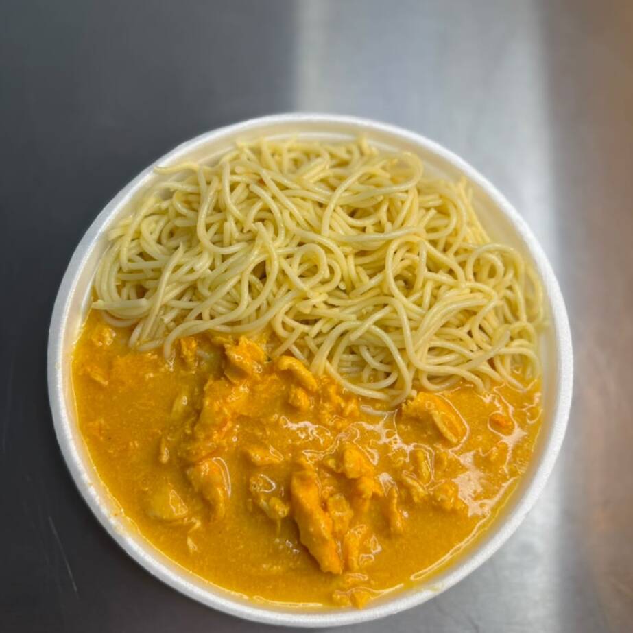 Uma deliciosa marmitex de macarrão alio e óleo, com o strogonoff cremoso por cima bem temperado.