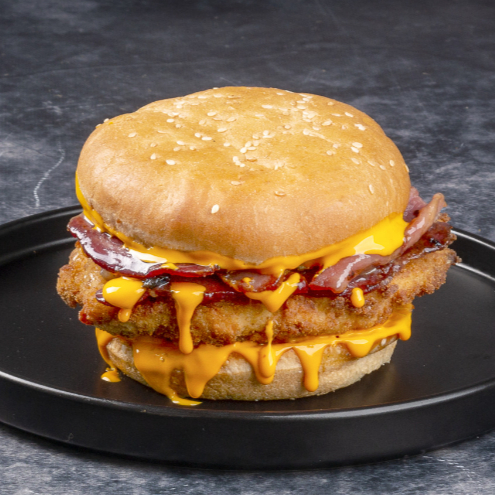 Simplesmente viciante. 2 tiras crocantes de frango empanado com bacon e uma camada generosa de cheddar cremoso, tudo no pão brioche, com ou sem gergelim. Aquele lanche que conquista na primeira mordida!