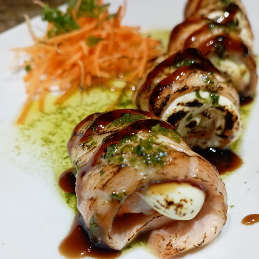 Lâminas de salmão maçaricado, camarão cream cheese