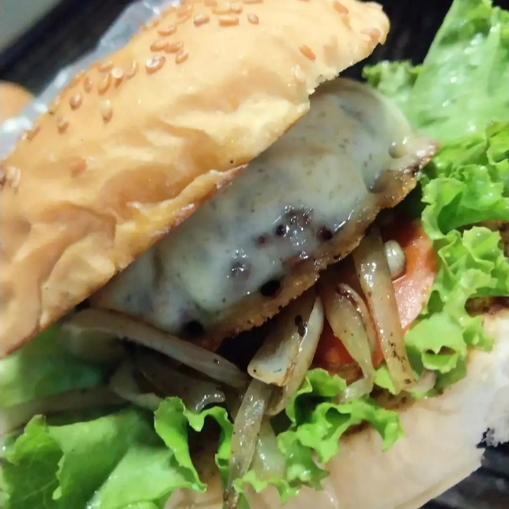 Experimente o Check-in: Pão gergelim, blend 160gr, queijo, cebola caramelizada, alface e tomate.