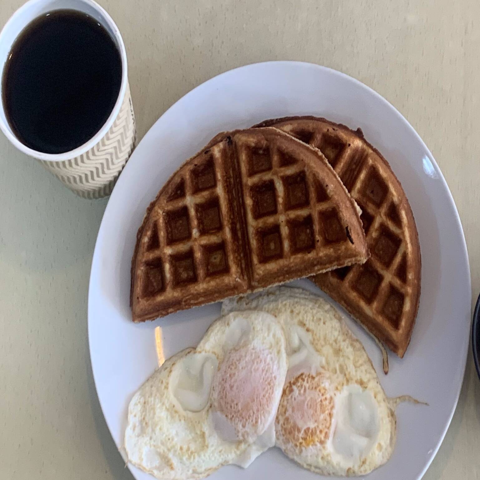 Combo Waffle + Huevos + Café