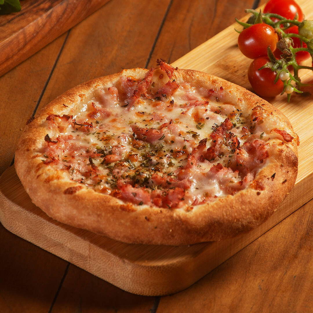 Muçarela com presunto e orégano.