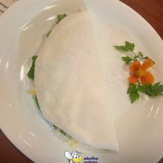 Queijo minas, ovos mexidos, rúcula e vinagrete.