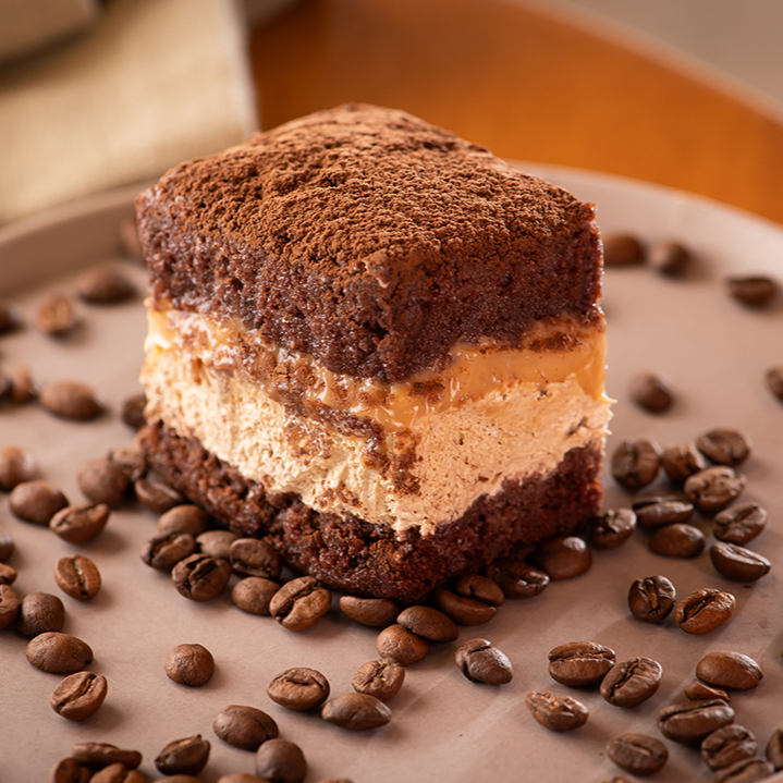 Bolo massa chocolate recheado com doce de leite e mousse de café.