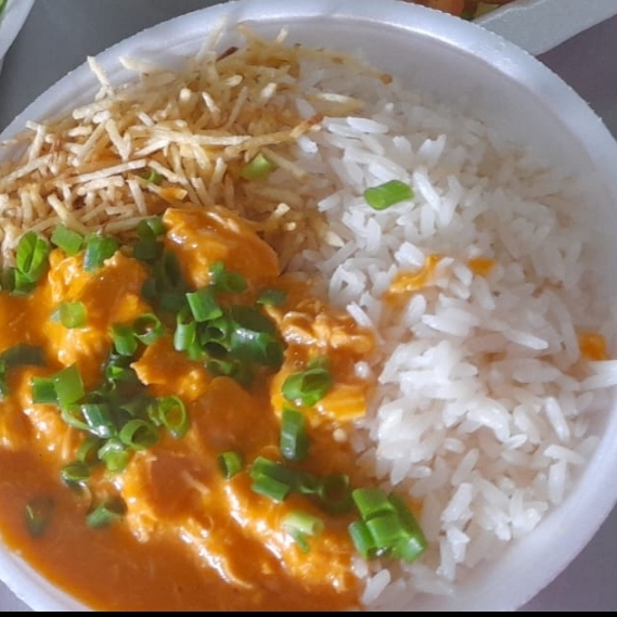 Um prato reconfortante e muito cremoso, feito com pedaços de peito de frango envolvidos em um molho suave de tomate e creme de leite. Servido com arroz branco fresquinho e os seus complementos favoritos entre as opções disponíveis.