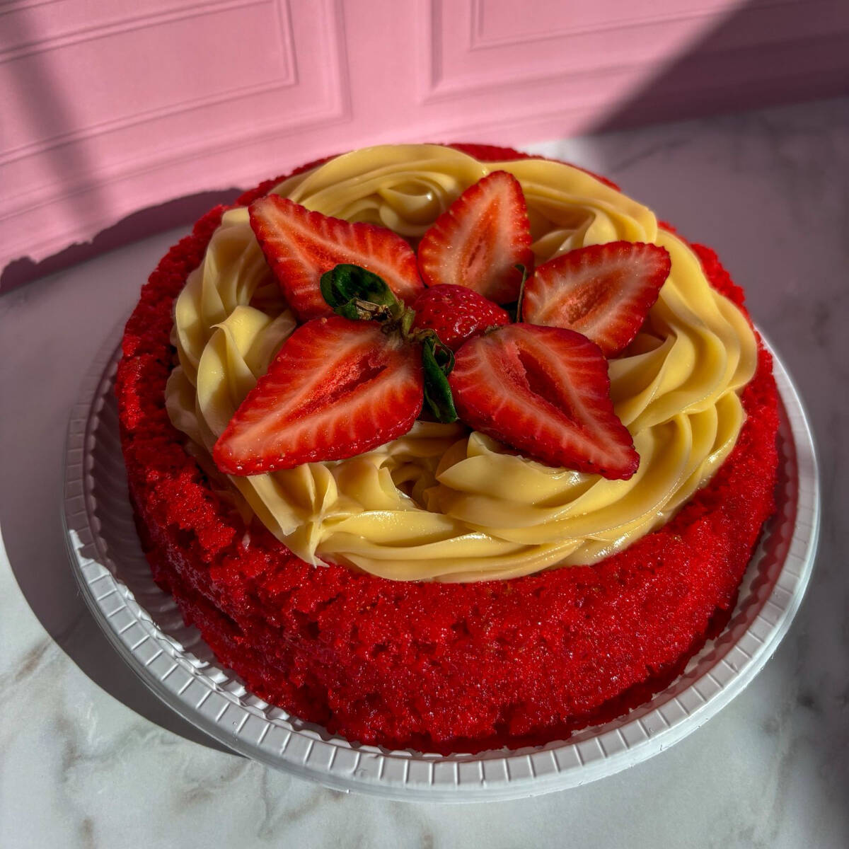 Massa aveludada, geleia de morango, brigadeiro de Ninho e morangos frescos. Recheio farto, daqueles que transbordam. Rende até 6 fatias. Aprox 1kg